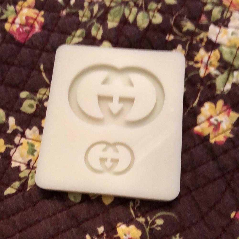 Silicon cooking mold Gucci logo